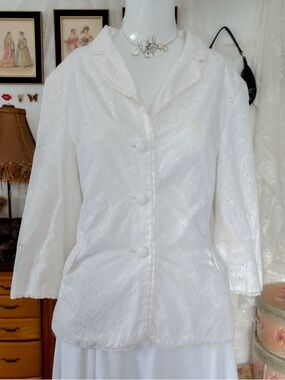 Vintage coquette girly eyelet scallop button-up cotton 3/4 sleeve white blazer